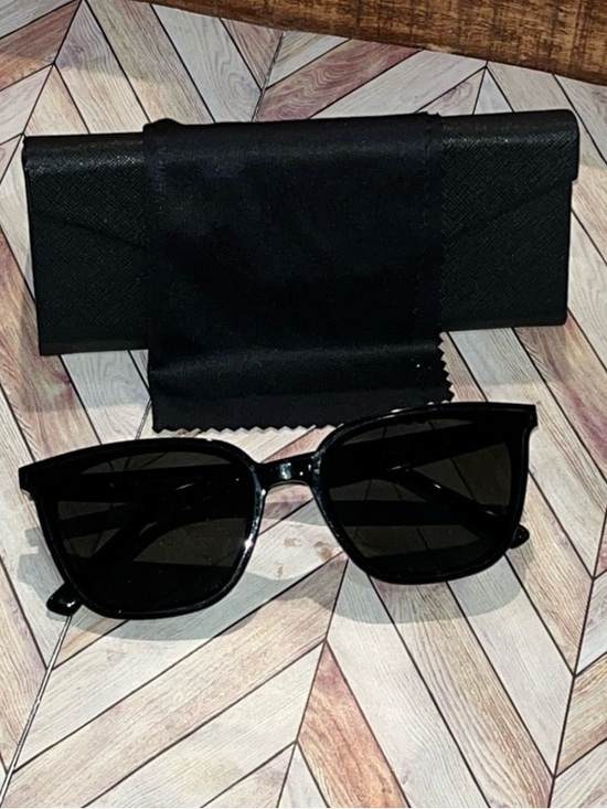 GENTLE MONSTER Accessories - GENTLE MONSTER Lilit polarized Black Sunglasses grey lenses w/ a case